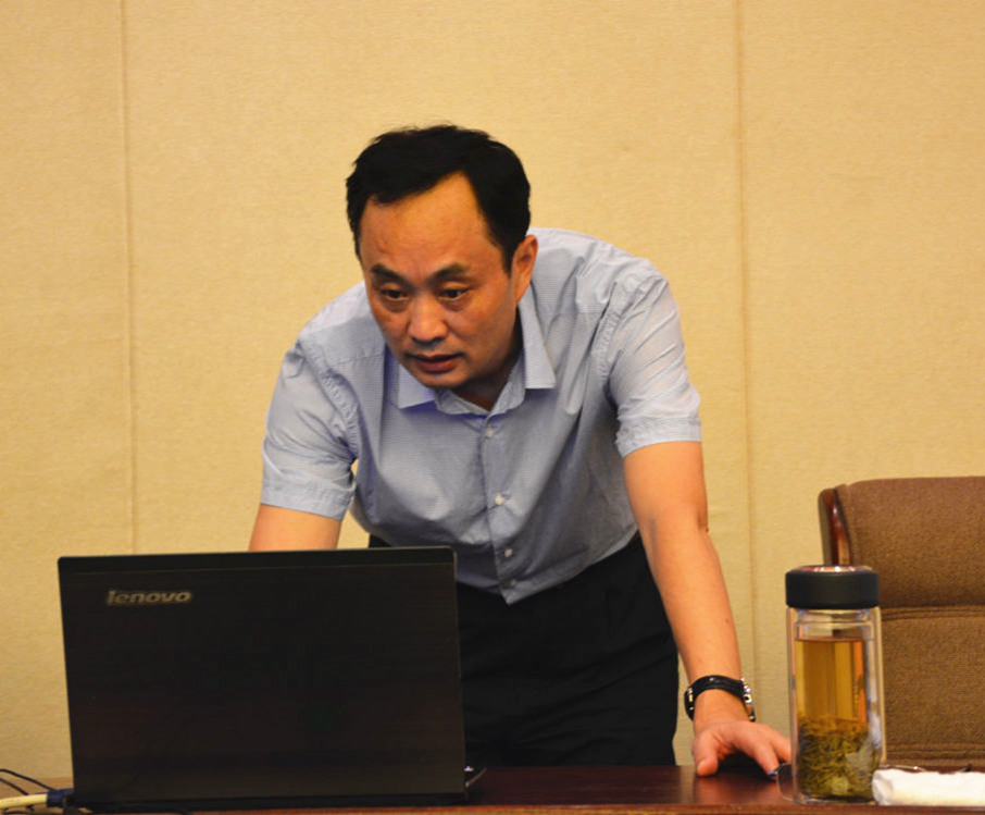 ​省委常委张文雄点击开通“湖南智库网”(图1)
