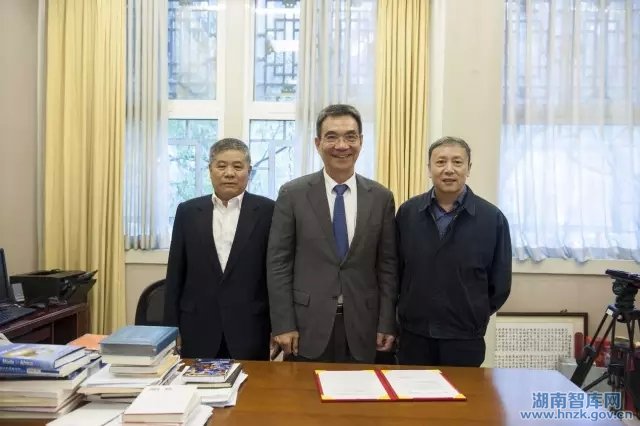 林毅夫、蔡昉、李周研究组获中国经济理论创新奖(图1)